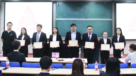 团委书记陈雷为团委新闻中心主要干部及员工会主席团合影留念_副本.jpg